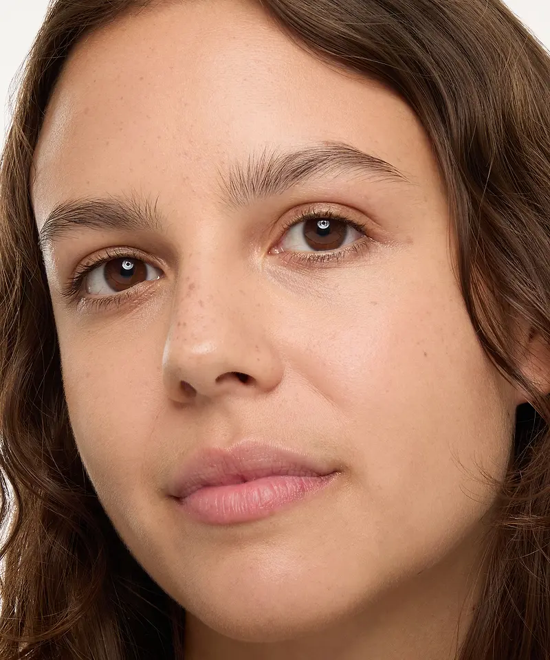 Angel Richardson porte la teinte Almond