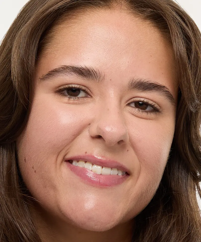 Evie Dodd porte la teinte Croissant