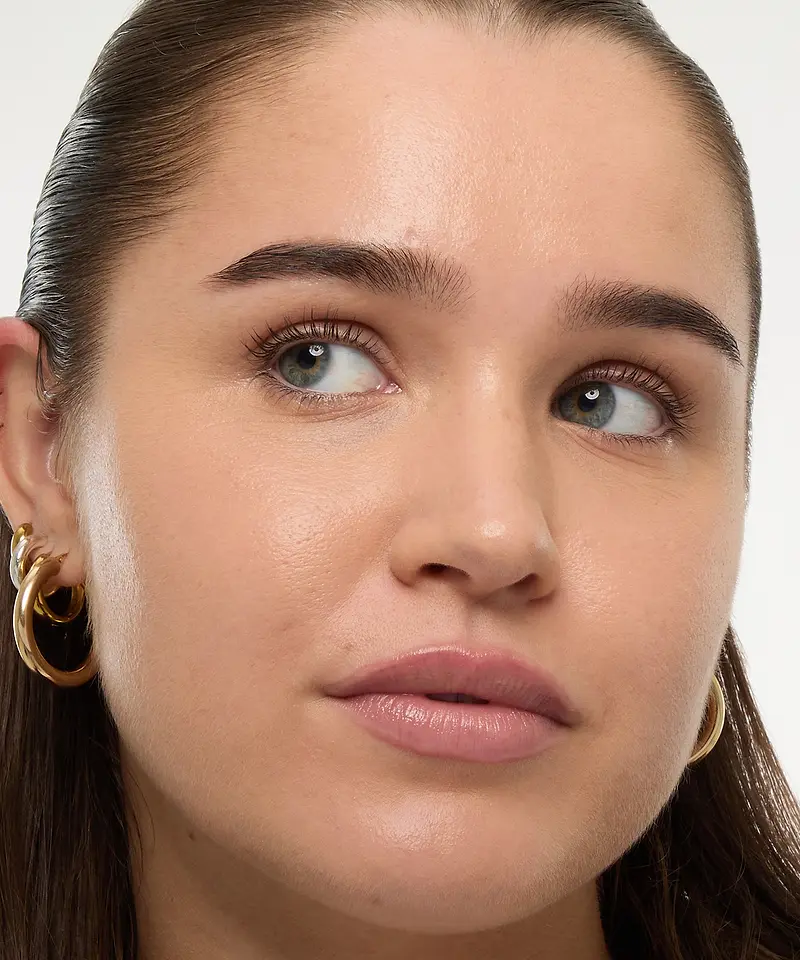 Millie Smith porte la teinte Pretzel