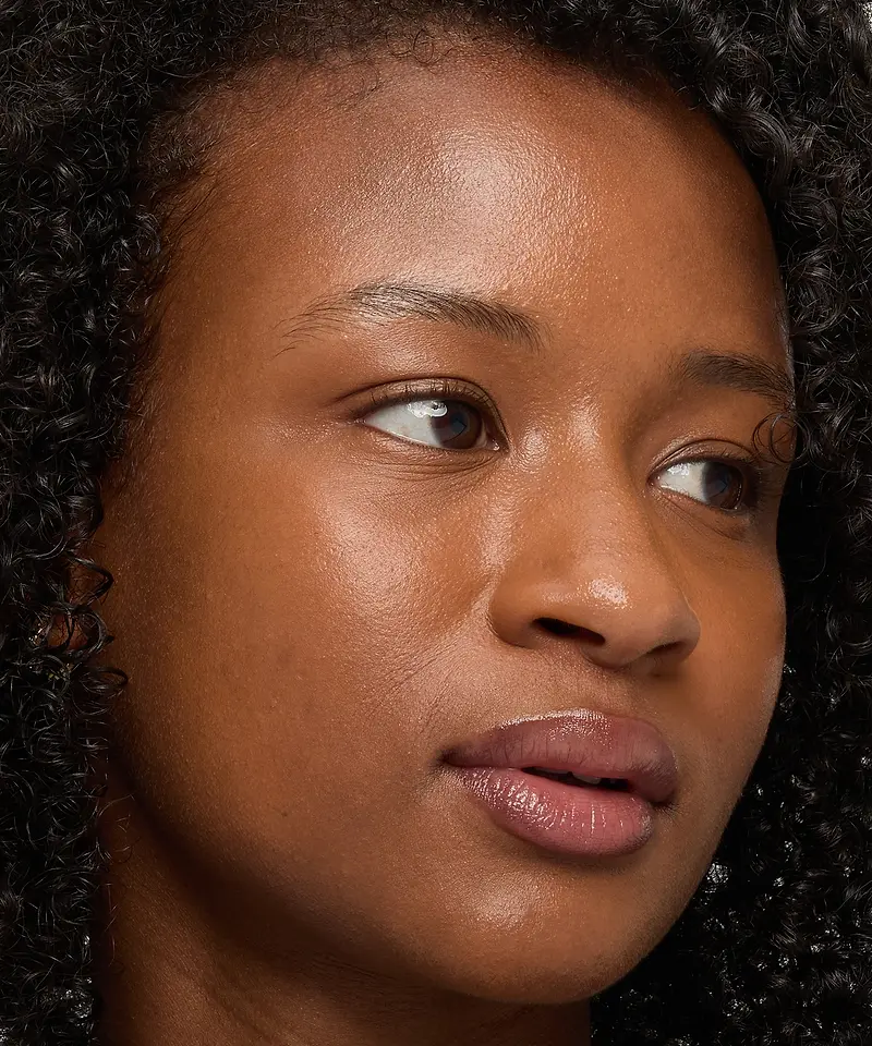Binta Djaura porte la teinte Ganache