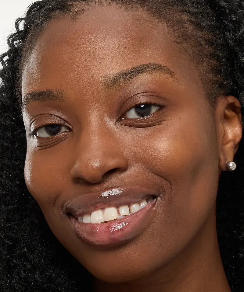 Damola Osunnuga porte la teinte Cinnamon