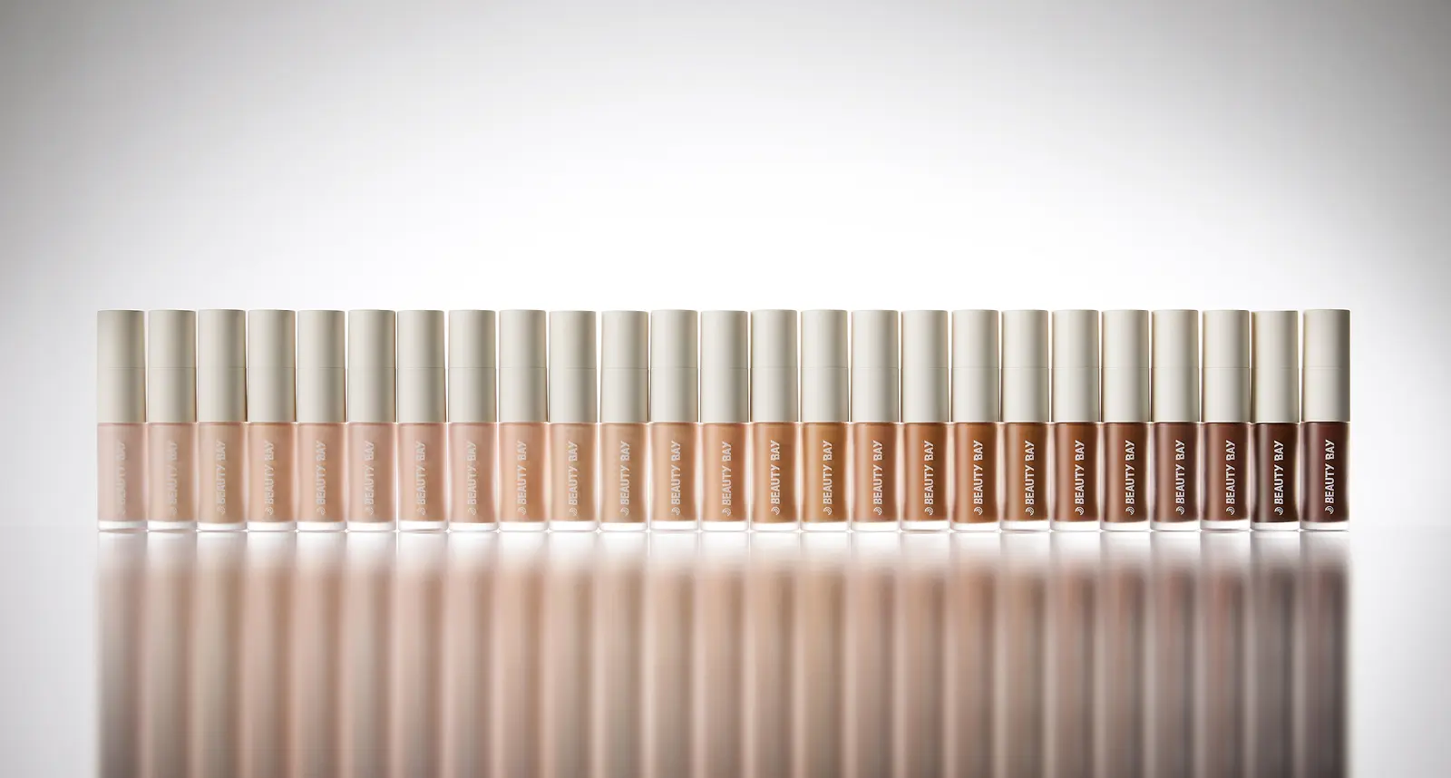 Les 25 teintes du correcteur Make Face alignées, de la plus claire à la plus foncée