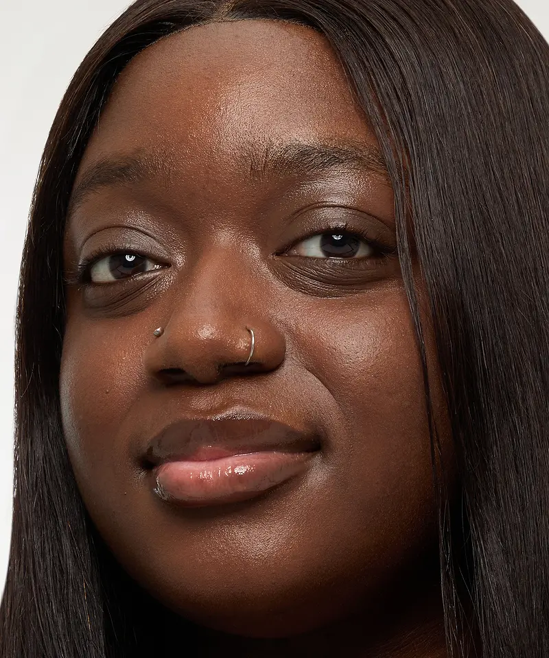 Zainab Sadiq porte la teinte Cocoa