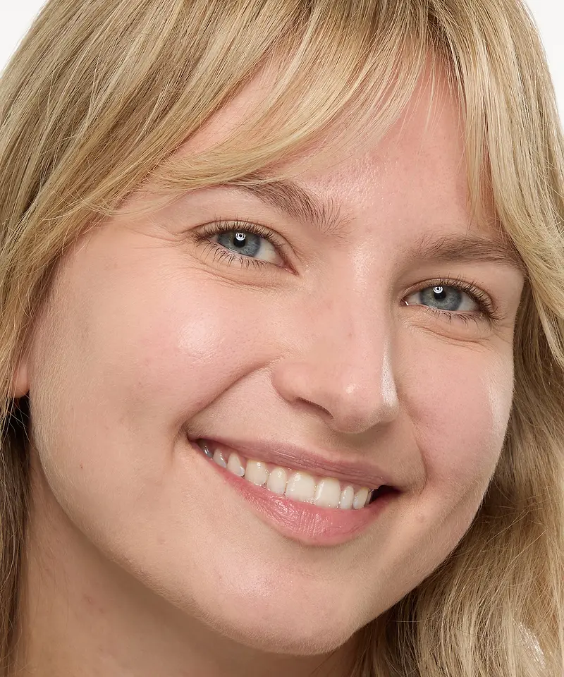 Amy Thompson porte la teinte Buttermilk