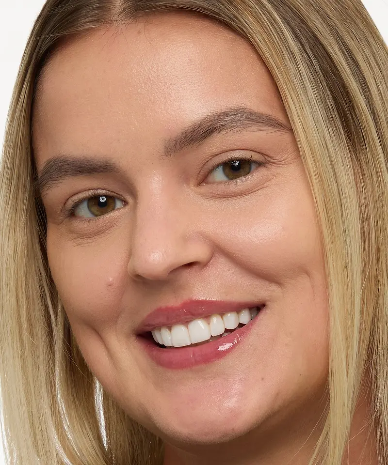 Olivia Niziolek porte la teinte Peanut