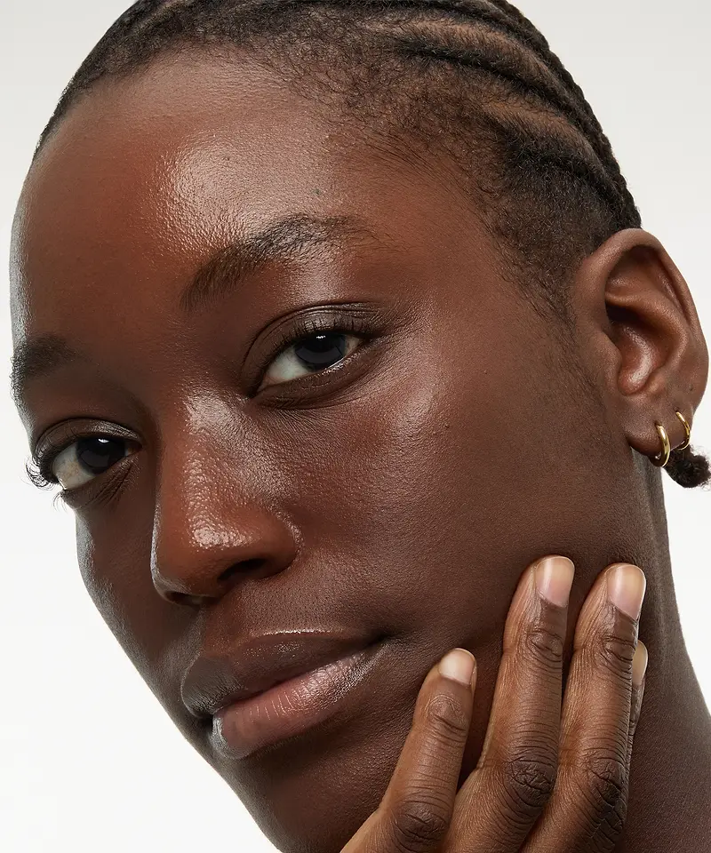 Tafadzwa Chaita porte la teinte Walnut